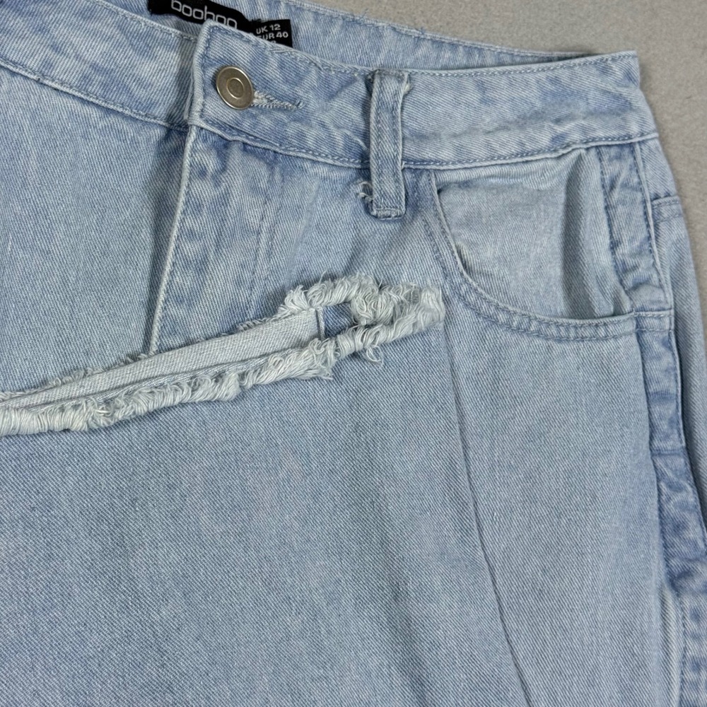 Boohoo Light Wash Grommet Side Straight Leg Jeans Frayed Hem Blue Womens Size 8